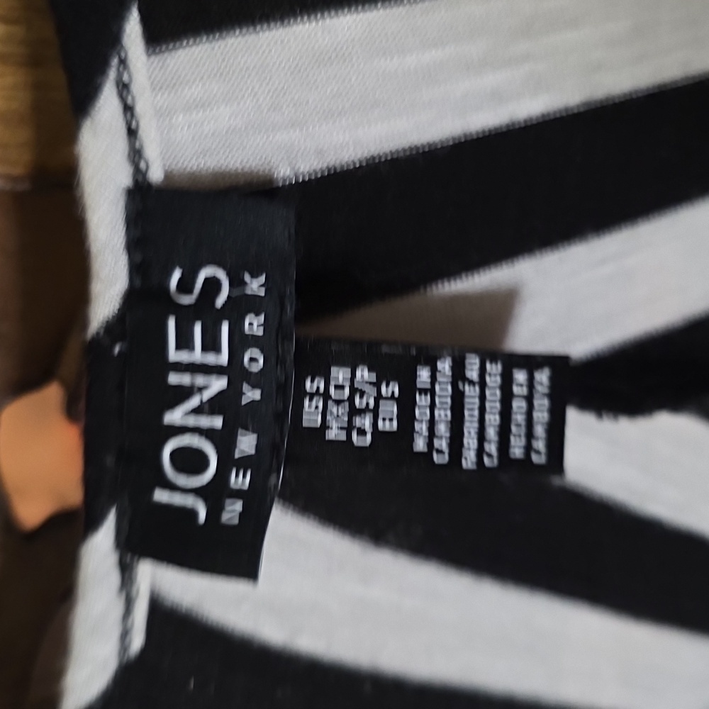 Jones New York Monochrome Striped V-Neck Tee - Picture 2 of 5